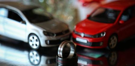 Las alianzas estaban personalizadas y las mesas tenían coches en miniatura