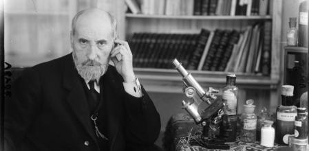 Santiago Ramón y Cajal en un autorretrato en su laboratorio