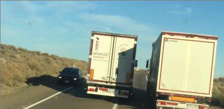 Este adelantamiento entre camiones obligó al conductor del turismo a invadir el arcén