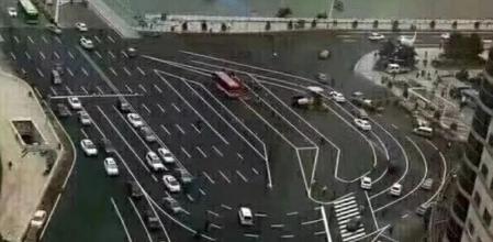 Complicado cruce en una carretera de la ciudad china de Zhangjiakou