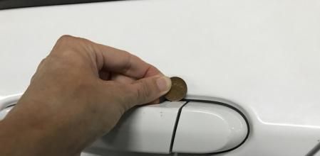 Los ladrones ponen una moneda en el tirador de la puerta del coche de tal modo que no se cierre con el mando a distancia