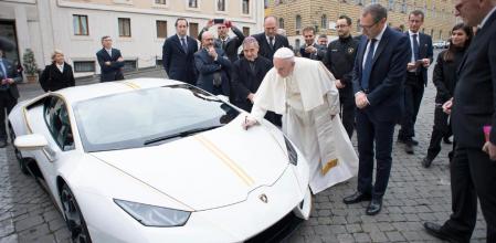El Papa Francisco ha estampado su firma en el capó del Lamborghini Huracán que le han regalado