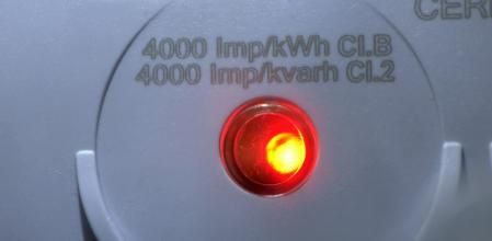 Detalle de un nuevo contador eléctrico de luz instalado en un hogar