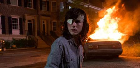 Chandler Riggs es Carl en The walking dead.