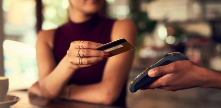 Una mujer pagando en un restaurante