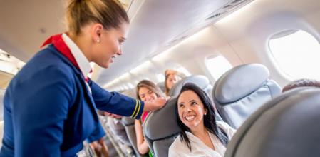 Las hilarantes anécdotas de una azafata de vuelo que han revolucionado Twitter