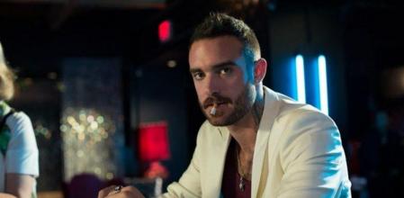 Joshua Sasse en una imagen de la serie 'Rogue'.