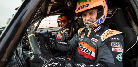 El coche del Dakar del piloto Isidre Esteve incorpora un volante desde el que se puede acelerar y frenar