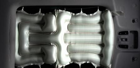 Airbag de techo panorámico desplegado, visto desde el interior del coche