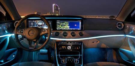 El interior destaca por una Impecable presentación, materiales nobles bien elegidos y una original iluminación ambiental