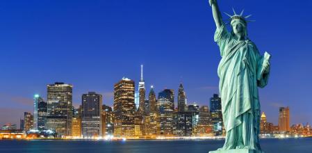 Skyline de Nueva York con la estatua de la Libertad en primer plano