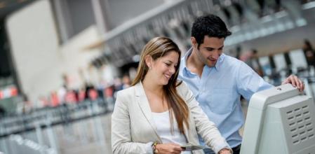 Una pareja haciendo el check-in en un aeropuerto