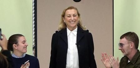 Miuccia Prada saluda al final del desfile de su nueva colección de Prada para el otoño-invierno 2015-16 en la Semana de la Moda de Milán