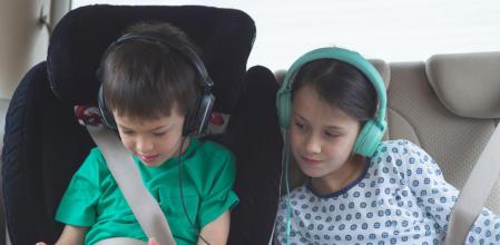 Si nuestros hijos no suelen sufrir mareos, el coche es un buen lugar para dejarlos gozar de las pantallas