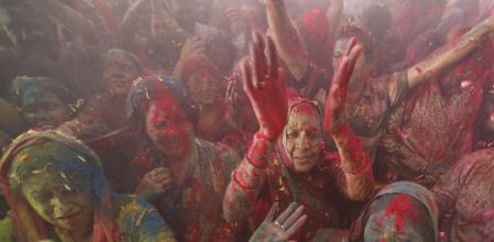 Devotos hindús celebran el Holi en Ahmadabad. Se critica a Modi que busque una India con un Estado confesional en el que los hindúes (sobre el 80% de la población) sean ciudadanos de primera&nbsp;