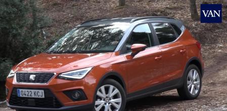 El Seat Arona viene a ser la versión SUV del popular Ibiza con el que comparte plataforma y mecánicas, sin embargo este Crossover propone una habitabilidad y un