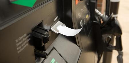 Surtidor de una gasolinera 'low cost' donde el usuario paga antes de suministrarse el combustible&nbsp;