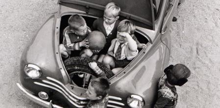 El Renautl 4CV montaba un motor trasero, por lo que el maletero estaba bajo el capó