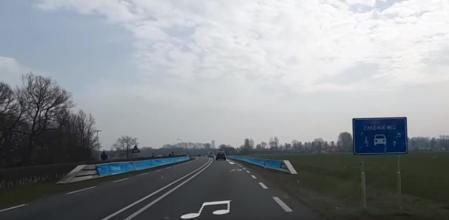 Este es el inicio del tramo de carretera "musical" de Jelsum, indicado con una señal vertical y marcas en el pavimento, que reproducía el himno de la región neerlandesa de Friesland 