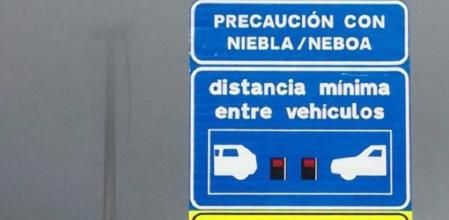 La DGT ha puesto en funcionamiento un tramo experimental de balizas antiniebla inteligentes en la A-8