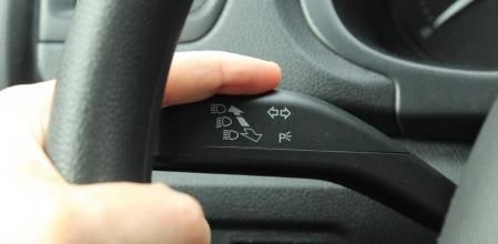 Los intermitentes se accionan mediante una palanca situada detrás del volante, en la parte izquierda