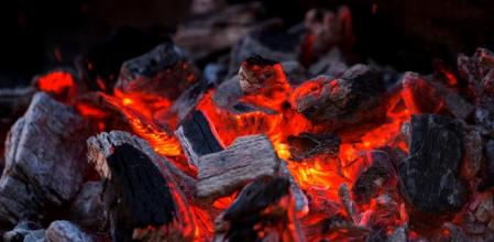 Una fiesta privada celebrada este martes en Zúrich, Suiza, ha terminado con 25 de los asistentes heridos tras caminar sobre carbones incandescentes durante un ritual