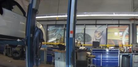 Imagen captada por la cámara de abordo del Mercedes S63 en el taller de reparación