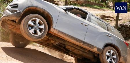 Ssangyong nos presenta el nuevo Rexton, un modelo que mejora en muchos aspectos de calidad y de habitabilidad, pero que se mantiene como uno de los pocos todoterrenos