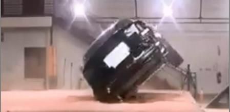 El Tesla Model X durante las pruebas realizadas internamente para conocer su resistencia al vuelco