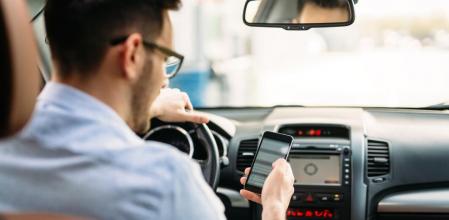 El uso del móvil al volante puede derivar a consecuencias muy peligrosas