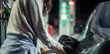 Un usuario que reposta diésel en una gasolinera barata puede ahorrarse unos 240 euros anuales