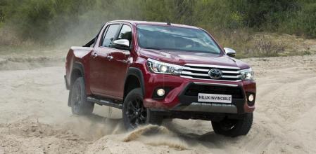El Toyota Hilux Invincible monta elementos de color negro las llantas o los protectores de los pasos de rueda