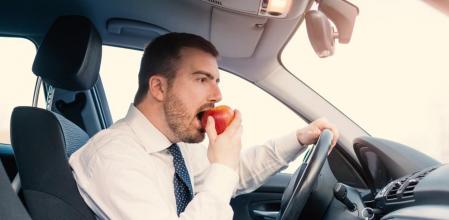 Comer en el vehículo es una de ellas