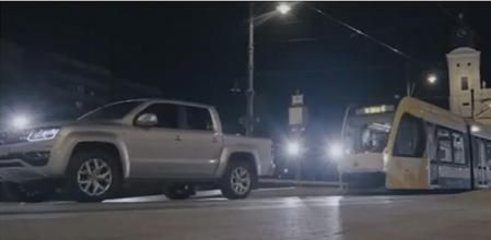 El Volkswagen Amarok ha arrastrado un tranvía en la ciudad húngara de Debrecen