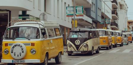 Como es habitual los participantes han realizado un desfile de “furgos” por la localidad gerundense de L’Escala