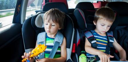 Evita subir juguetes al coche, sobre todo si son duros, ya que en caso de frenazo aumentan considerablemente su peso