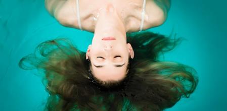 Una mujer se relaja en un spa