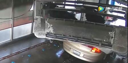 El conductor avanzó el coche para introducirlo entre los cepillos y la máquina de lavado se le cayó encima