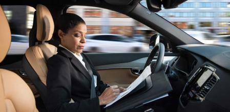 Muchas marcas quieren incluir prestaciones autónomas en sus vehículos convencionales