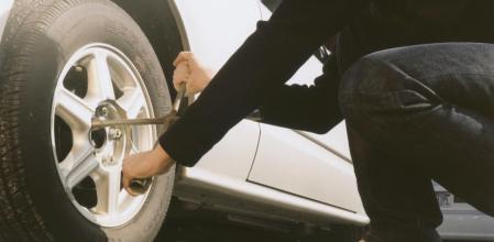 Los pinchazos obligan a parar el coche en una zona segura