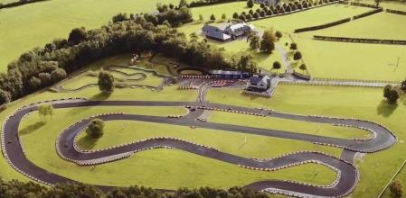 El circuito de karting está ubicado en el jardín