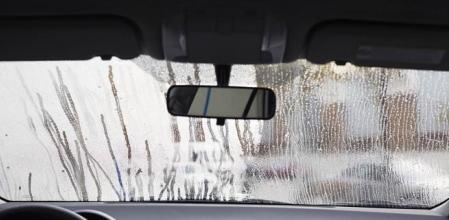 El líquido lavaparabrisas contiene alcoholes que desprenden emisiones contaminantes