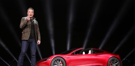Elon Musk, fundador de Tesla, mostró por sorpresa el Roadster al final del evento de presentación de camión eléctrico