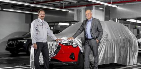 Peter Kössler, Director de Producción y Logística de AUDI AG, y Patrick Danau, Director de Audi Bruselas, junto al primer e-tron fabricado en Bruselas