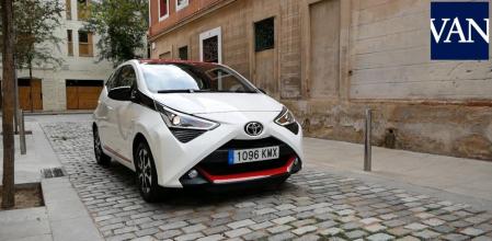 Como veremos en esta prueba, el Toyota Aygo acaba de recibir una transformación estética y tecnológica, pero sin perder su excelente compromiso para su uso en ciudad y en extrarradio