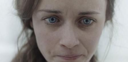 Alexis Bledel, tu mira en 'The handmaid's tale' ya es un sufrir.