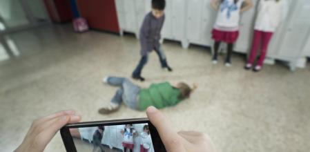 El 'happy slapping' es una práctica que combina la agresión física con la difusión digital, creando un espectáculo donde la víctima es humillada ante una audiencia global