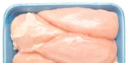 Pechugas de pollo en un envase