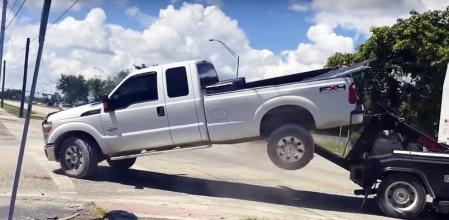 Instante en que el infractor intenta escapar pese a que su vehículo se encuentra enganchado a la grúa.