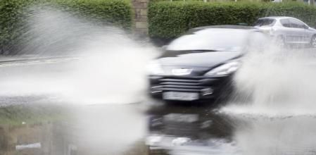 El aquaplaning es una situación de riesgo en la conducción